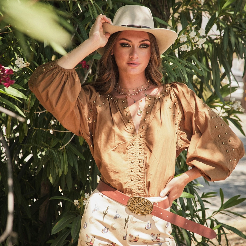 Metal Studs V Neck Top