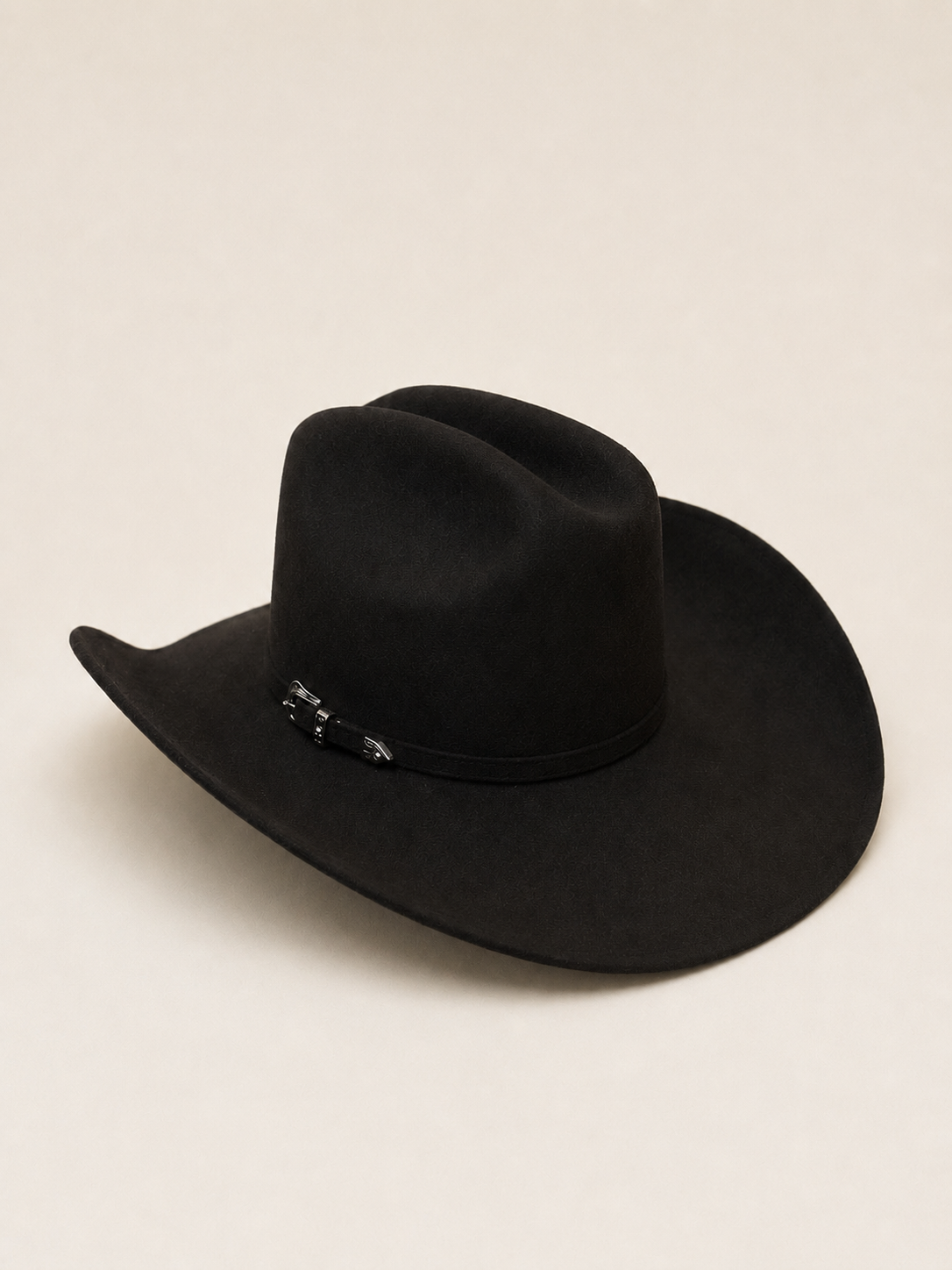 Close view of the chocolate cattleman crown, brim and hat band details