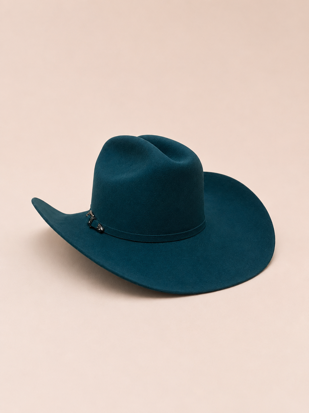 Close view of the Fiji Blue cattleman crown, curved brim and band details